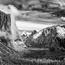 Tunnel View in Yosemite by Alexis Birkill